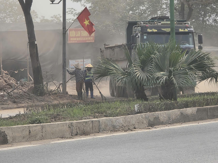 Tại khu vực này ghi nhận chỉ có 1-2 công nhân túc trực để quét dọn bùn đất. Tuy nhiên, do lượng bùn đất rơi vãi nhiều và không có nước để tưới rửa mặt đường, việc quét khô trông thời tiết nắng nóng lại càng khiến bụi khuếch tán mạnh ra môi trường.