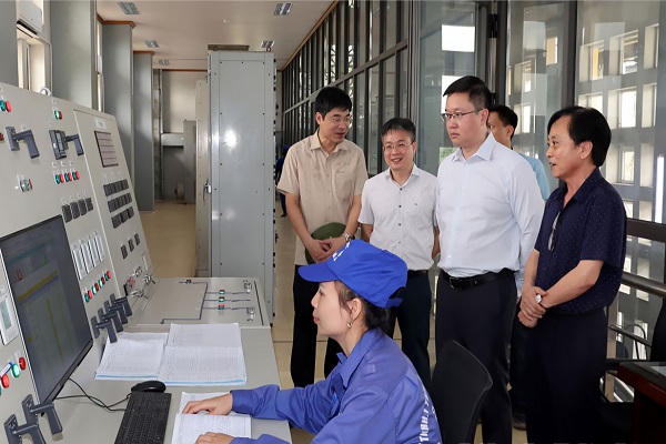 Ông&nbsp;Trần Đăng Quỳnh, Ủy viên Dự khuyết Trung ương Đảng, Phó Bí thư Tỉnh ủy kiểm tra công tác vận hành Trạm bơm Cốc Thành (phường Trường Thi).