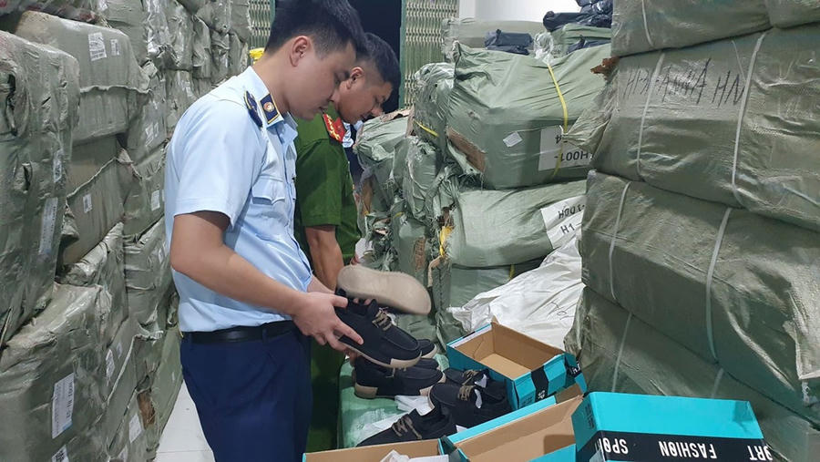 Hiện lô hàng đã bị lực lượng chức năng tạm giữ. Ảnh: CATHY