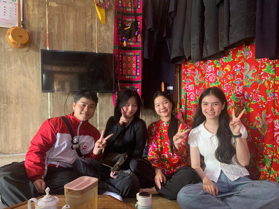 Các bạn trẻ chụp ảnh cùng Nghệ nhân Đàn tính.