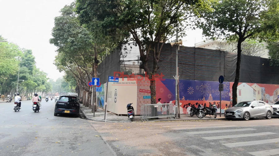 Bên ngoài khu đất thuộc dự án được đơn vị thi công che chắn kỹ.