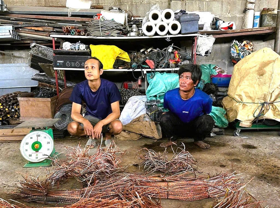 Hai đối tượng Trần Ngọc Huân (bên trái), Lê Thành Nguyên cùng tang vật bị thu giữ.