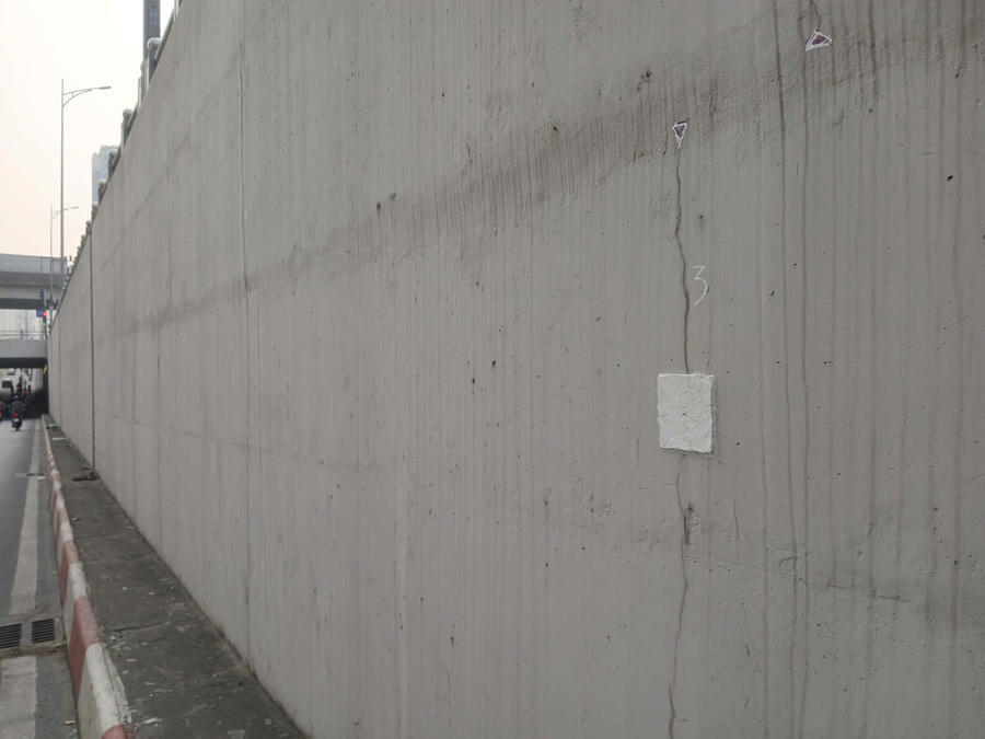 Hiện cơ quan chức năng đang theo dõi các vết nứt trên.