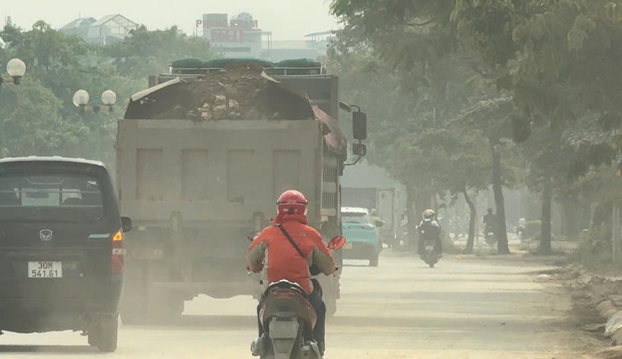 Các xe chở đất từ dự án Hồ điều hoà Yên Nghĩa 1 di chuyển ra đường Nguyễn Trác sau đó đất được đổ tại dự án nằm cách đó không xa. Theo tìm hiểu, đơn vị vận chuyển đất thải là Công ty TNNHH Thương mại và xây dựng Thu Ngân.