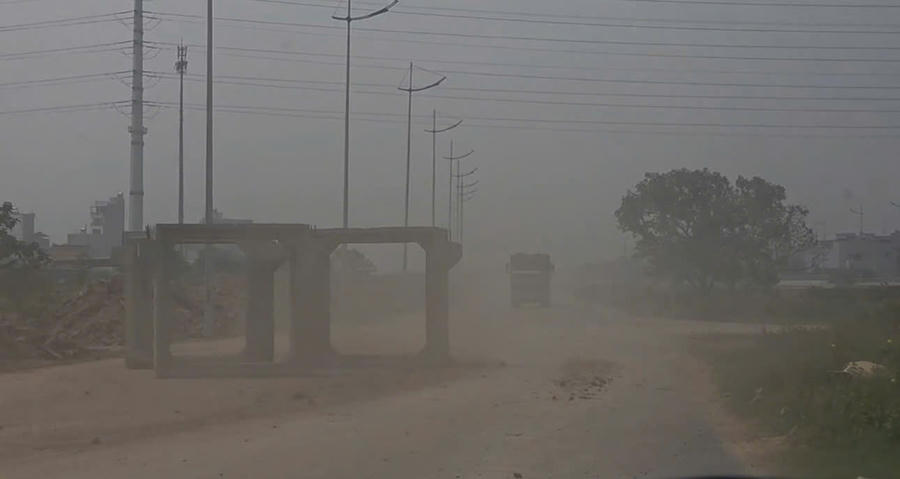 Tuy nhiên, ghi nhận của PV vào chiều ngày 6/4, hàng đoàn xe nối đuôi nhau ra vào dự án tập nập. Không ít xe không được che chắn kỹ càng, không được xịt rửa bánh trước khi ra khỏi dự án, dẫn đến con đường đi vào dự án luôn trong tình trạng bụi đất mù mịt.