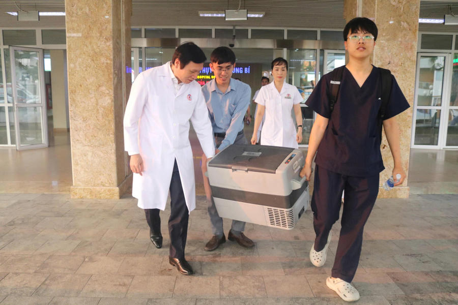 Các y, bác sĩ Bệnh viện Việt Nam - Thụy Điển Uông Bí phối hợp lấy, ghép đa tạng và khẩn trương vận chuyển tạng hiến đến các cơ sở y tế để kịp thời nối dài sự sống cho nhiều bệnh nhân.