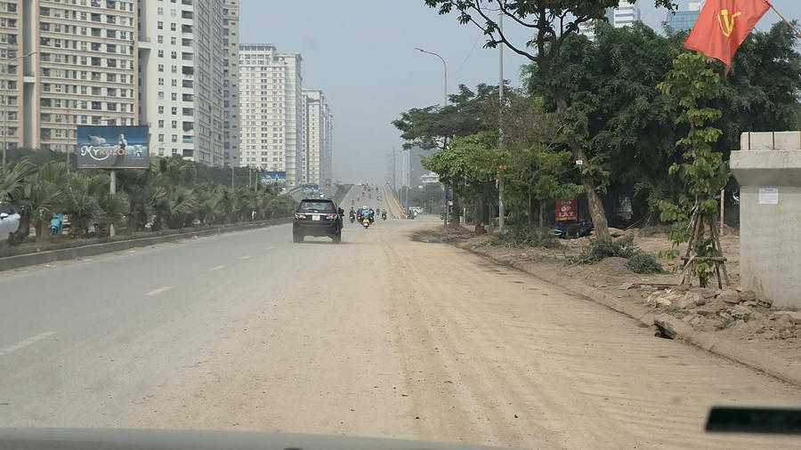 Trước thực trạng nhiều xe chở đất từ Dự án hồ điều hoà Yên Nghĩa 1có dấu hiệu quá khổ, quá tải, không che chắn, không vệ sinh phương tiện trước khi ra đường đã khiến bùn đất rơi vãi, gây ô nhiễm môi trường và ảnh hưởng đến giao thông khu vực.