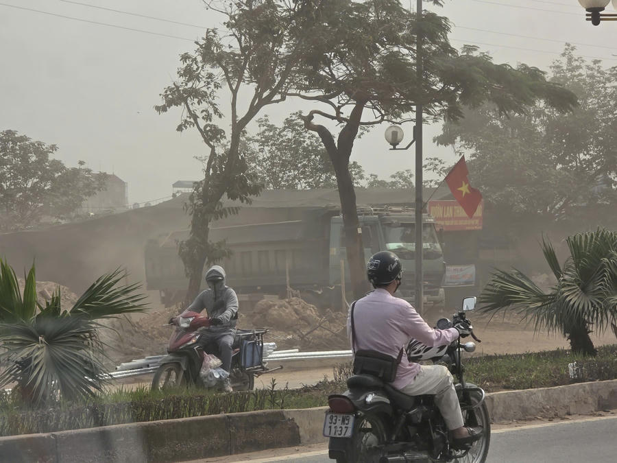 Tại khu vực này ghi nhận chỉ có 1-2 công nhân túc trực để quét dọn bùn đất. Tuy nhiên, do lượng bùn đất rơi vãi nhiều và không có nước để tưới rửa mặt đường, việc quét khô trông thời tiết nắng nóng lại càng khiến bụi khuếch tán mạnh ra môi trường.