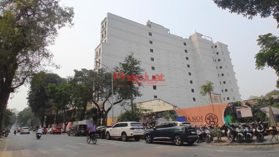 Khách sạn 9 tầng nhìn từ phố Lý Thái Tổ.