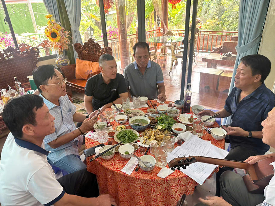 Bữa cơm ấm tình ngày gặp mặt. (ảnh: NVCC) Bữa cơm ấm tình ngày gặp mặt. (ảnh: NVCC)