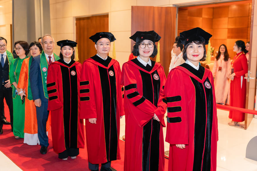 Lãnh đạo trường Đại học Ngoại thương trong lễ trao bằng tốt nghiệp cho các tân cử nhân. (Ảnh minh họa: Thùy Dương)