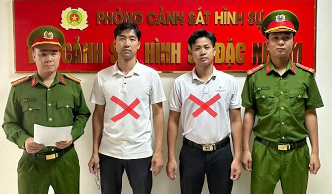 Hai đối tượng Vũ Tùng Lâm, Nguyễn Văn Tài (áo trắng) bị lực lượng công an bắt giữ. Ảnh: Công an Hải Phòng