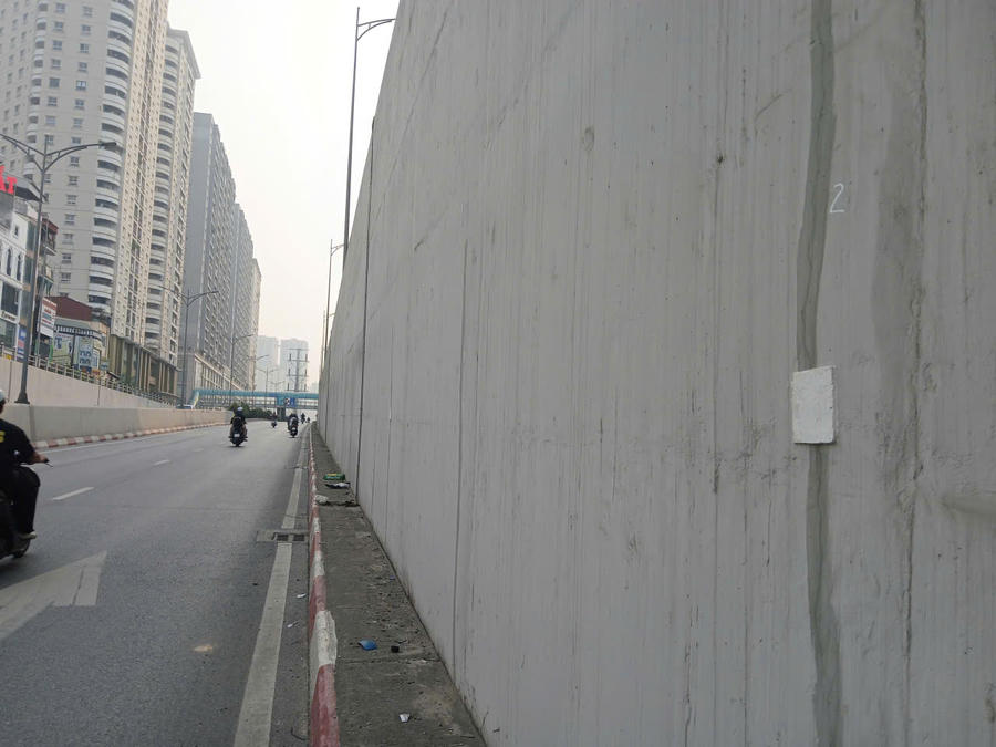 Nhiều ký hiệu theo dõi các vết nứt dọc hai bên thành hầm.