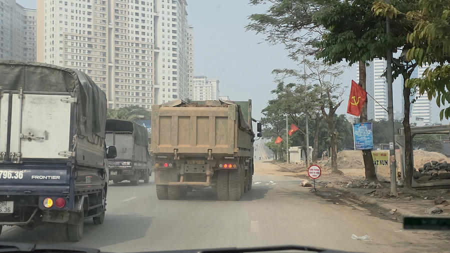 Anh Lê Anh (Hà Đông, Hà Nội) bức xúc cho biết: Xe chở đất từ dự án Hồ điều hoà Yên Nghĩa 1chạy liên tục cả ngày, không che chắn kỹ càng, ngày nắng thì bụi mù, ngày mưa thì đường nhầy nhụa bùn đất. Khu vực này tập trung nhiều dân cư, bệnh viện, trường học, việc các xe chở đất như thế này rất ảnh hưởng đến giao thông đi lại.
