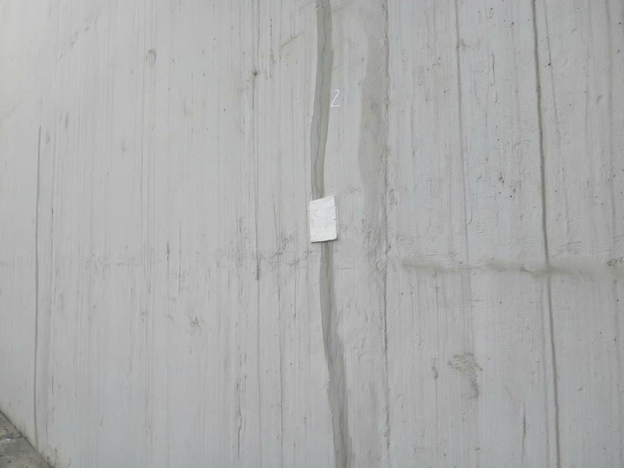 Nhiều vết nứt dọc dài bên thành hầm hướng Tố Hữu đi Lê Văn Lương.