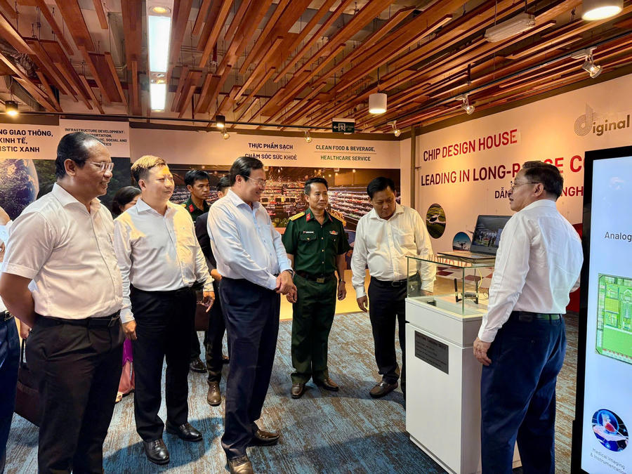 Đoàn công tác tỉnh Tây Ninh do Chủ tịch UBND tỉnh Lê Văn Hẳn làm trưởng đoàn tham quan các sản phẩm trưng bày của Tập đoàn CT tại TP.HCM.