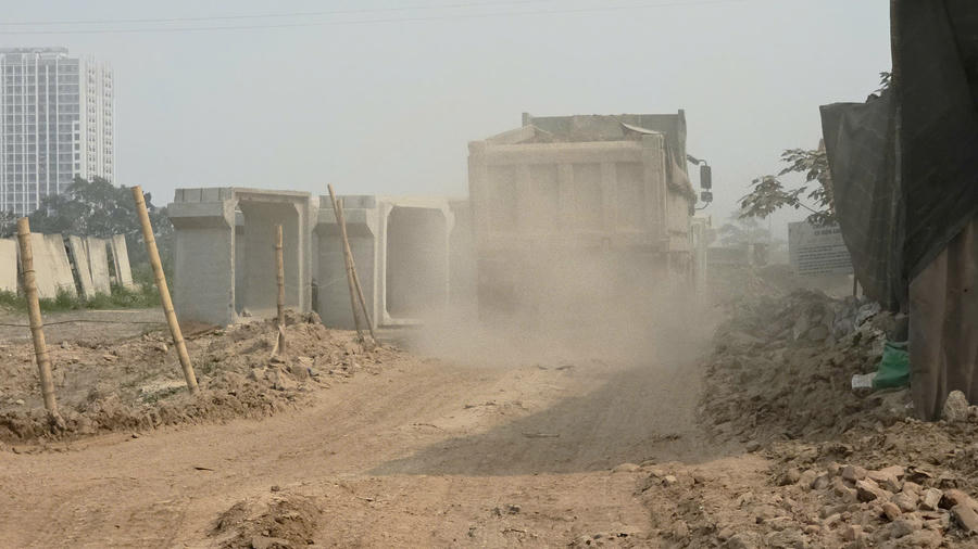 Các xe chở đất từ dự án Hồ điều hoà Yên Nghĩa 1 di chuyển ra đường Nguyễn Trác sau đó đất được đổ tại dự án nằm cách đó không xa. Theo tìm hiểu, đơn vị vận chuyển đất thải là Công ty TNNHH Thương mại và xây dựng Thu Ngân.