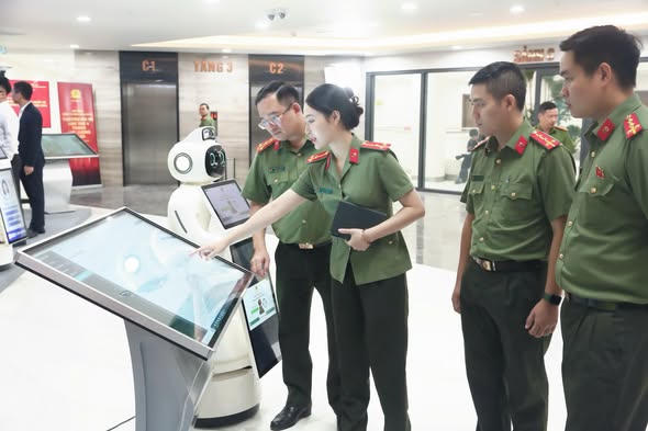 Thượng úy Cù Thị Châm Anh&nbsp;sáng tạo ra phần mềm iPAKN.