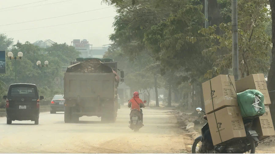 Tuy nhiên, ghi nhận của PV vào chiều ngày 6/4, hàng đoàn xe nối đuôi nhau ra vào dự án tập nập. Không ít xe không được che chắn kỹ càng, không được xịt rửa bánh trước khi ra khỏi dự án, dẫn đến con đường đi vào dự án luôn trong tình trạng bụi đất mù mịt.