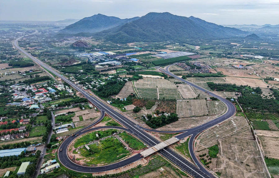 Cao tốc Biên Hòa – Vũng Tàu đi qua tỉnh Đồng Nai dài 54km là tuyến giao thông kết nối Đồng Nai với khu vực Đồng Nam Bộ.