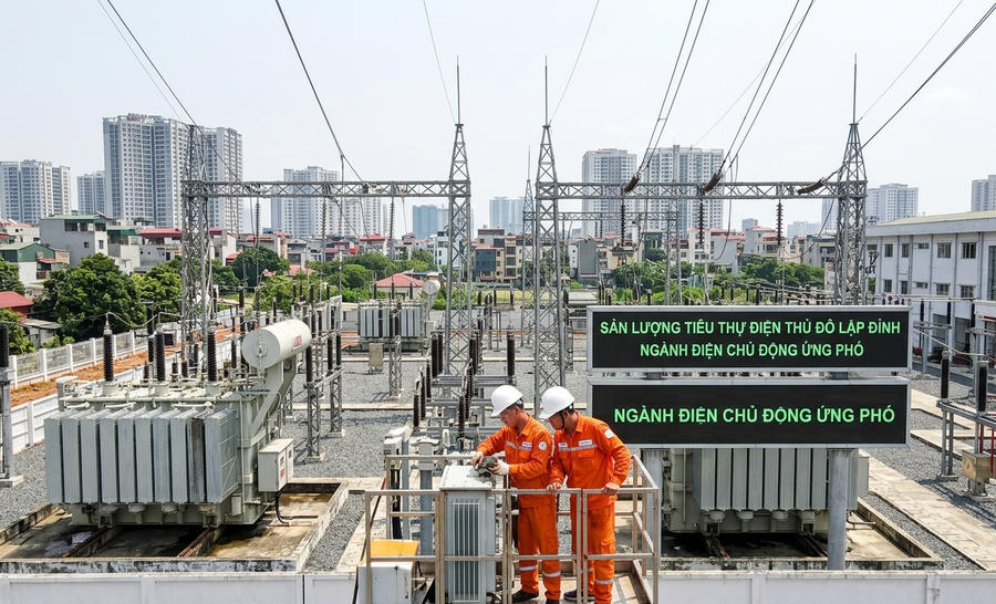 Nhiệt độ tăng cao khiến lượng điện tiêu thụ tại Hà Nội lập đỉnh, buộc EVNHANOI áp dụng các phương án vận hành linh hoạt nhằm đảm bảo cung cấp điện ổn định. (Ảnh minh họa)