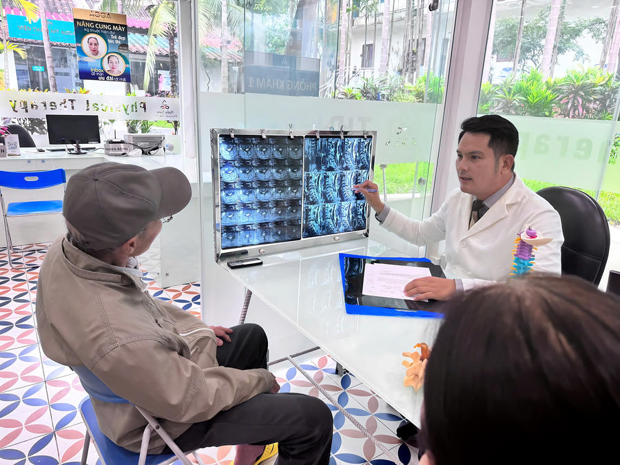 Bác sĩ đang tư vấn cho bệnh nhân.