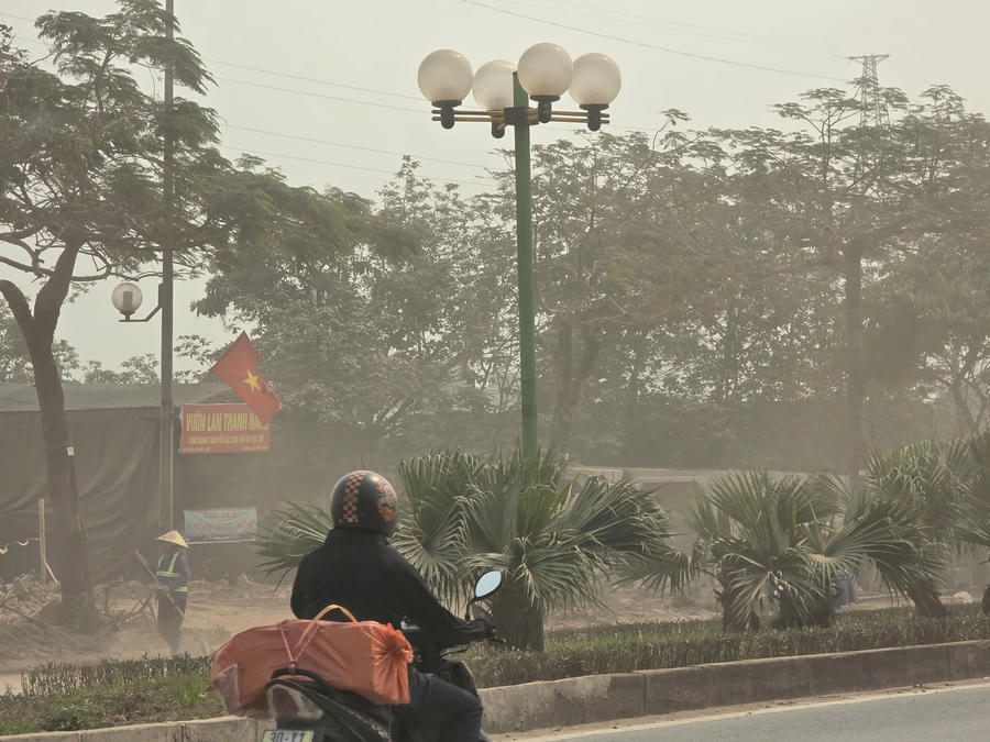 Theo ghi nhận, đoạn đường Nguyễn Trác gần cầu vượt Tố Hữu thường xuyên xuất hiện bùn đất rơi vãi. Nhiều thời điểm, bụi đất bốc lên mù mịt khiến người tham gia giao thông cảm thấy bất an khi đi qua tuyến đường này.