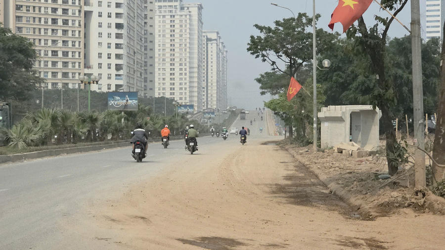 Theo ghi nhận, đoạn đường Nguyễn Trác gần cầu vượt Tố Hữu thường xuyên xuất hiện bùn đất rơi vãi. Nhiều thời điểm, bụi đất bốc lên mù mịt khiến người tham gia giao thông cảm thấy bất an khi đi qua tuyến đường này.