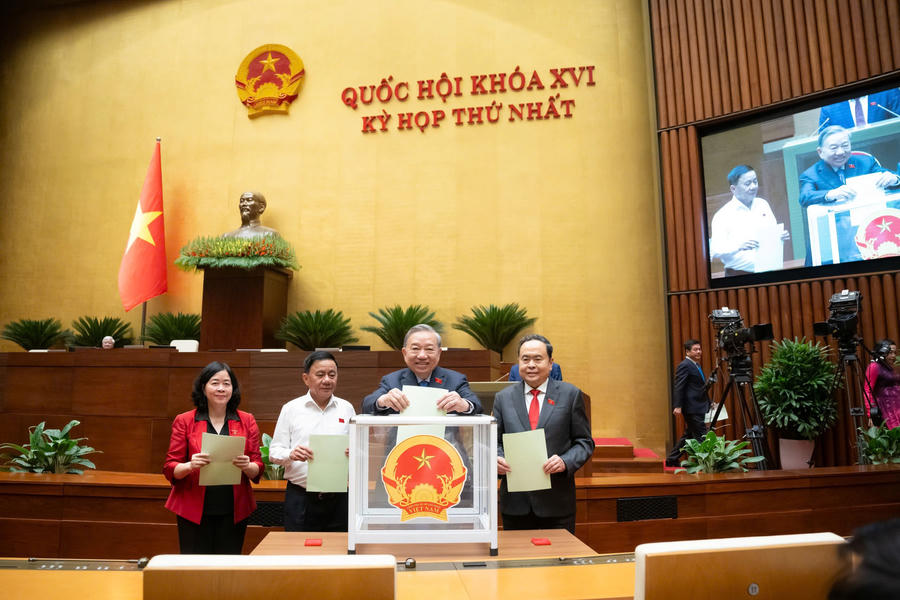 Tổng Bí thư Tô Lâm, Chủ tịch Quốc hội Trần Thanh Mẫn, Thường trực Ban Bí thư Trần Cẩm Tú và Chủ tịch Ủy ban Trung ương MTTQ Việt Nam Bùi Thị Minh Hoài bỏ phiếu bầu Phó Chủ tịch Quốc hội khóa XVI.