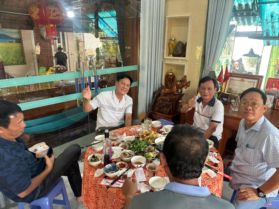 Trong cuộc hội ngộ sau 40 năm, cả một trời yêu thương kỷ niệm bỗng ùa về. (ảnh: NVCC)