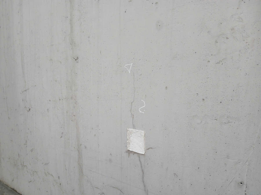 Theo phản ánh những vết nứt này bắt đầu xuất hiện đầu năm 2026.