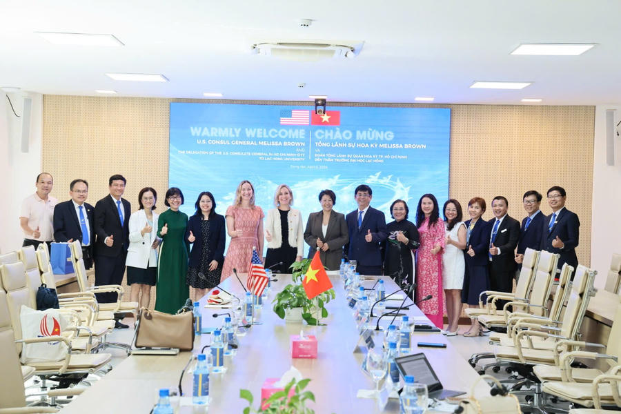 Bà Melissa Brown và đoàn công tác chụp ảnh lưu niệm với lãnh đạo Trường Đại học Lạc Hồng.