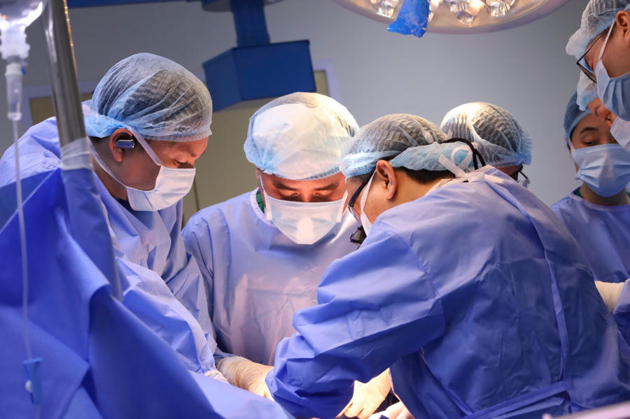 Các y, bác sĩ Bệnh viện Việt Nam - Thụy Điển Uông Bí phối hợp lấy, ghép đa tạng và khẩn trương vận chuyển tạng hiến đến các cơ sở y tế để kịp thời nối dài sự sống cho nhiều bệnh nhân.