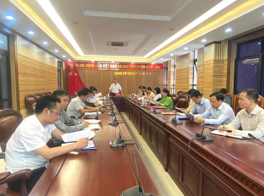 Đồng chí Lê Văn Tuấn, Tỉnh ủy viên, Bí thư Đảng ủy, Chủ tịch HĐND phường Sầm Sơn chủ trì hội nghị chiều 1/4/2026.