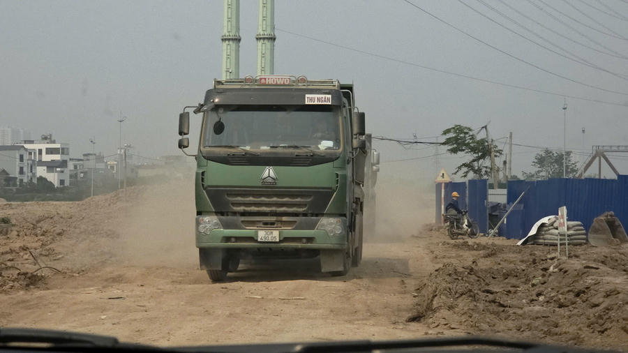 Các xe chở đất từ dự án Hồ điều hoà Yên Nghĩa 1 di chuyển ra đường Nguyễn Trác sau đó đất được đổ tại dự án nằm cách đó không xa. Theo tìm hiểu, đơn vị vận chuyển đất thải là Công ty TNNHH Thương mại và xây dựng Thu Ngân.