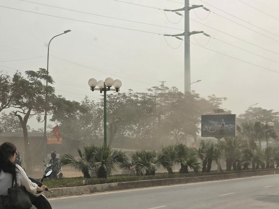 Anh Lê Anh (Hà Đông, Hà Nội) bức xúc cho biết: Xe chở đất từ dự án Hồ điều hoà Yên Nghĩa 1chạy liên tục cả ngày, không che chắn kỹ càng, ngày nắng thì bụi mù, ngày mưa thì đường nhầy nhụa bùn đất. Khu vực này tập trung nhiều dân cư, bệnh viện, trường học, việc các xe chở đất như thế này rất ảnh hưởng đến giao thông đi lại.