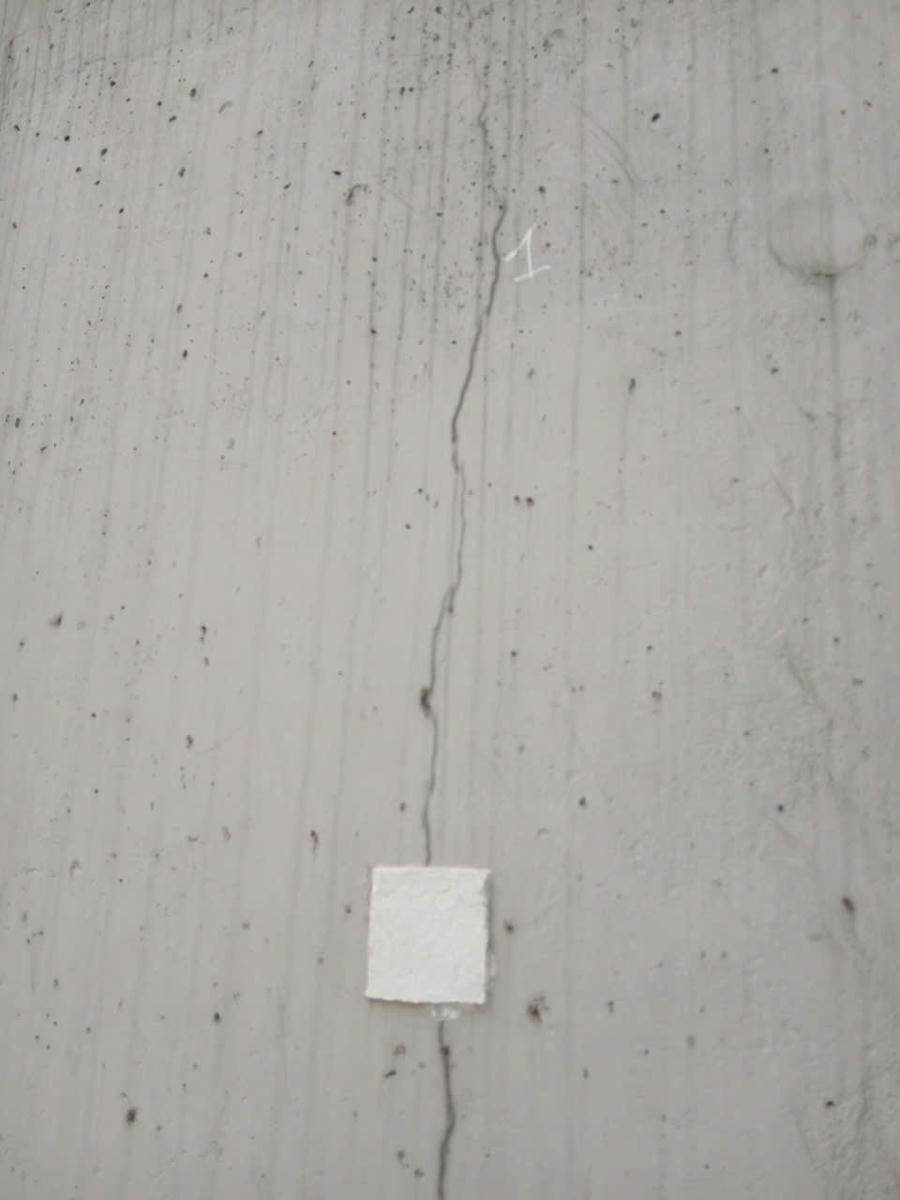 Vết nứt được đánh dấu bằng ô vuông nhỏ màu trắng và ký hiệu số để theo dõi.