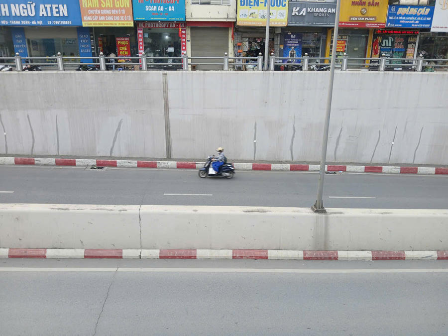 Các vết nứt dọc thành hầm.