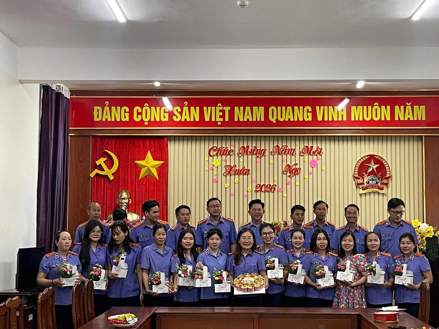 VKSND khu vực 4 tổ lễ chúc mừng năm mới .