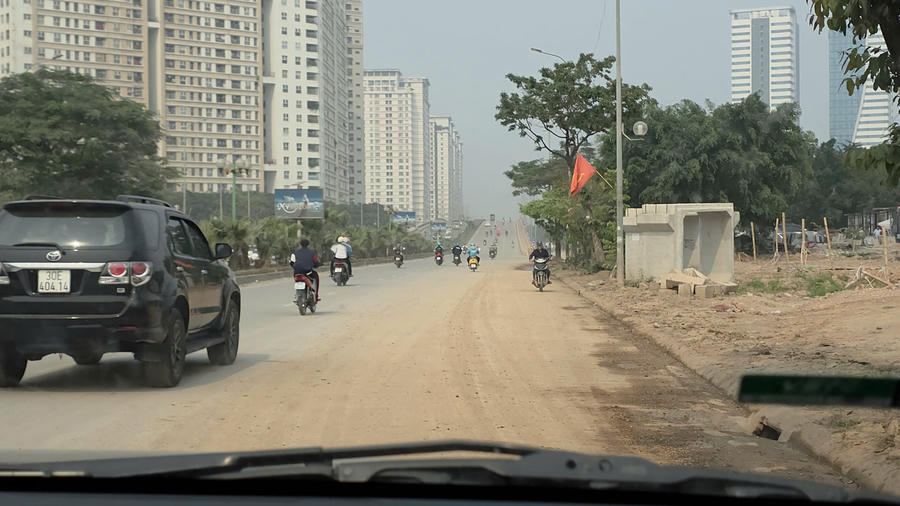 Tuy nhiên, ghi nhận của PV vào chiều ngày 6/4, hàng đoàn xe nối đuôi nhau ra vào dự án tập nập. Không ít xe không được che chắn kỹ càng, không được xịt rửa bánh trước khi ra khỏi dự án, dẫn đến con đường đi vào dự án luôn trong tình trạng bụi đất mù mịt.