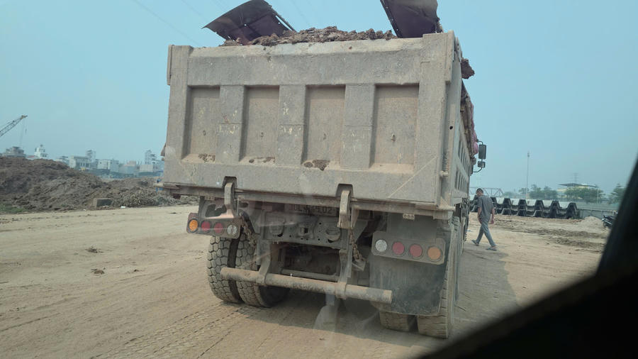 Không chỉ để bùn đất rơi vãi, nhiều xe chở đất có dấu hiệu quá khổ, quá tải. Đáng lưu ý, khi phát hiện PV ghi hình, một số phương tiện ngay lập tức dừng lại và không tiếp tục di chuyển.