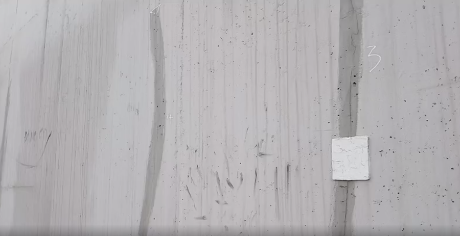 Bề rộng các vết nứt khoảng 0,2 đến 0,3 mm dài từ 20 đến 30 cm tuỳ mỗi vị trí.