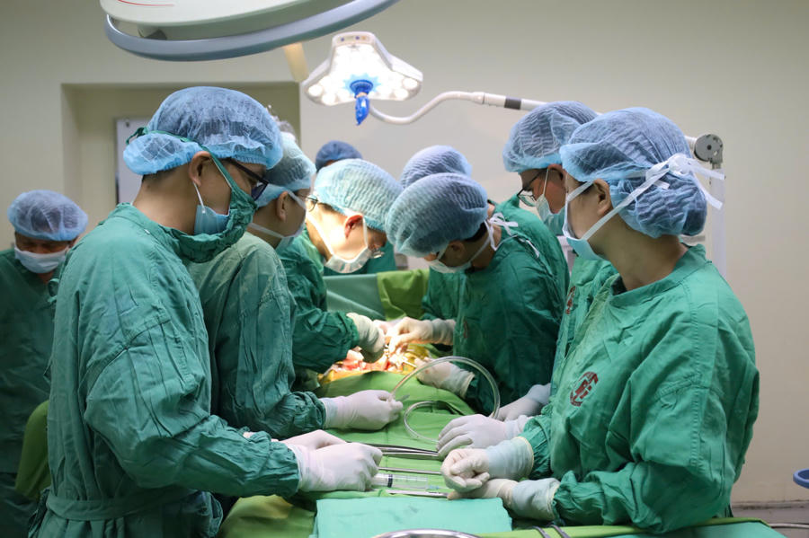 Các y, bác sĩ Bệnh viện Việt Nam - Thụy Điển Uông Bí phối hợp lấy, ghép đa tạng và khẩn trương vận chuyển tạng hiến đến các cơ sở y tế để kịp thời nối dài sự sống cho nhiều bệnh nhân.