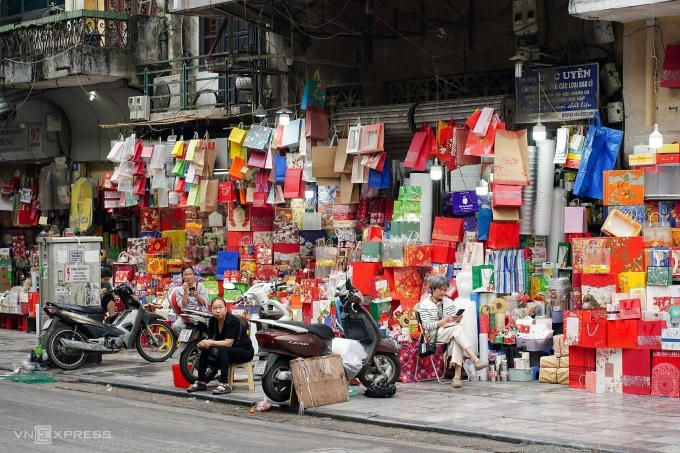 Hộ kinh doanh mặt hàng văn phòng phẩm trên phố Hàng Chiếu, Hà Nội. (Ảnh: Hoàng Giang)