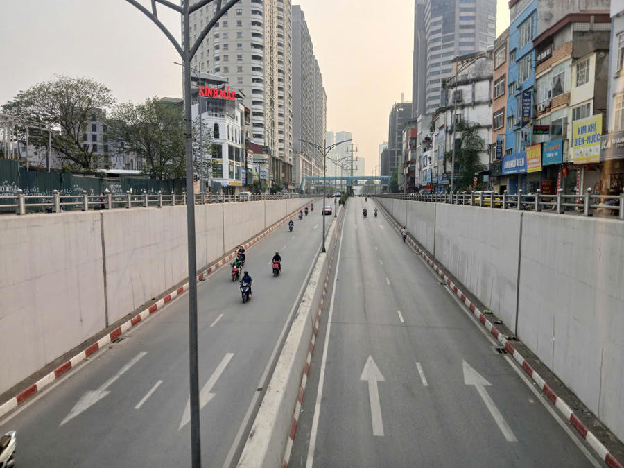 Nhìn từ trên cao hầm chui đường Lê Văn Lương giao Tố Hữu đã xuất hiện nhiều vết nứt hai bên thành hầm.