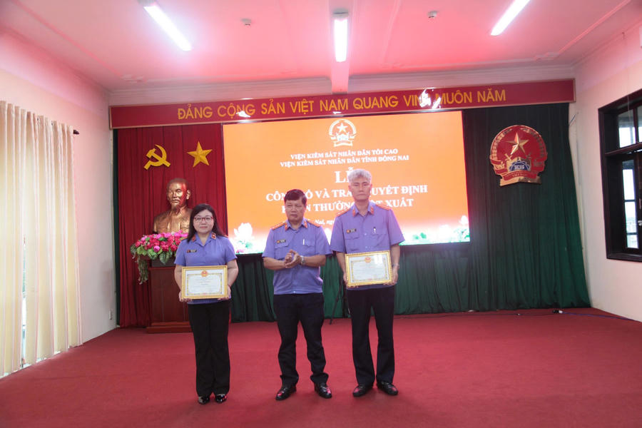 Đồng chí Phan Văn Phong – Ủy viên Ban Thường vụ Đảng ủy, Phó Viện trưởng VKSND tỉnh trao Giấy khen cho đại diện lãnh đạo Phòng 3 và Văn phòng VKSND tỉnh (từ trái sang phải)