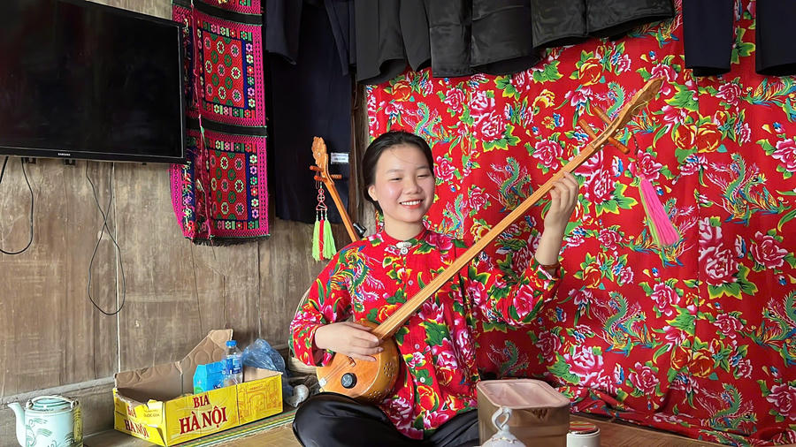 Nhưng phía sau nụ cười ấy là những đêm mất ngủ, là những giọt nước mắt phải giấu đi, là nỗi sợ một ngày nào đó, không còn đủ sức để ở lại. Muốn giữ được tiếng đàn Tính, trước tiên phải giữ được người đang ôm cây đàn ấy.