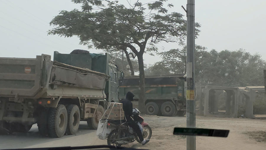 Anh Lê Anh (Hà Đông, Hà Nội) bức xúc cho biết: Xe chở đất từ dự án Hồ điều hoà Yên Nghĩa 1chạy liên tục cả ngày, không che chắn kỹ càng, ngày nắng thì bụi mù, ngày mưa thì đường nhầy nhụa bùn đất. Khu vực này tập trung nhiều dân cư, bệnh viện, trường học, việc các xe chở đất như thế này rất ảnh hưởng đến giao thông đi lại.