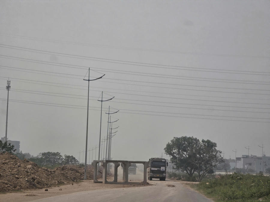 Anh Lê Anh (Hà Đông, Hà Nội) bức xúc cho biết: Xe chở đất từ dự án Hồ điều hoà Yên Nghĩa 1chạy liên tục cả ngày, không che chắn kỹ càng, ngày nắng thì bụi mù, ngày mưa thì đường nhầy nhụa bùn đất. Khu vực này tập trung nhiều dân cư, bệnh viện, trường học, việc các xe chở đất như thế này rất ảnh hưởng đến giao thông đi lại.