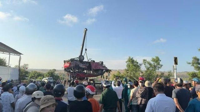 Lực lượng chức năng đang cứu hộ phương tiện bị nạn.